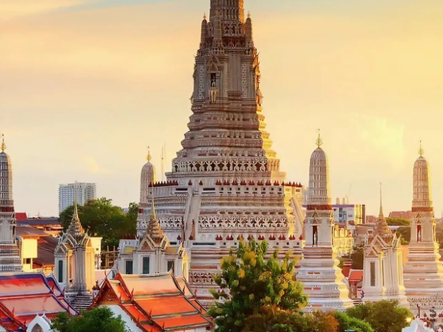 Złota iglica świątyni Wat Arun w Bangkoku widziana z lotu ptaka