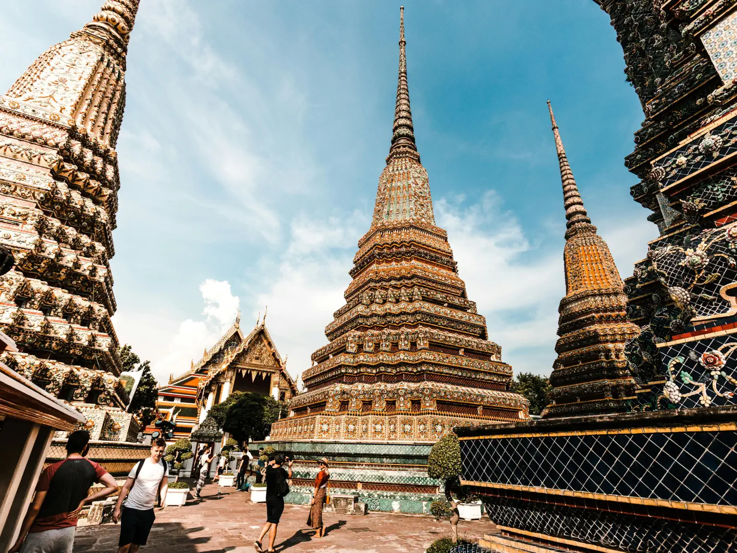 Złota iglica świątyni Wat Arun w Bangkoku widziana z lotu ptaka