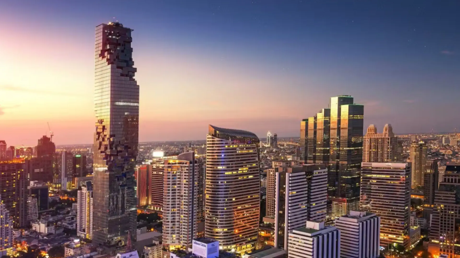 Panorama Bangkoku o zachodzie słońca z wieżą MahaNakhon