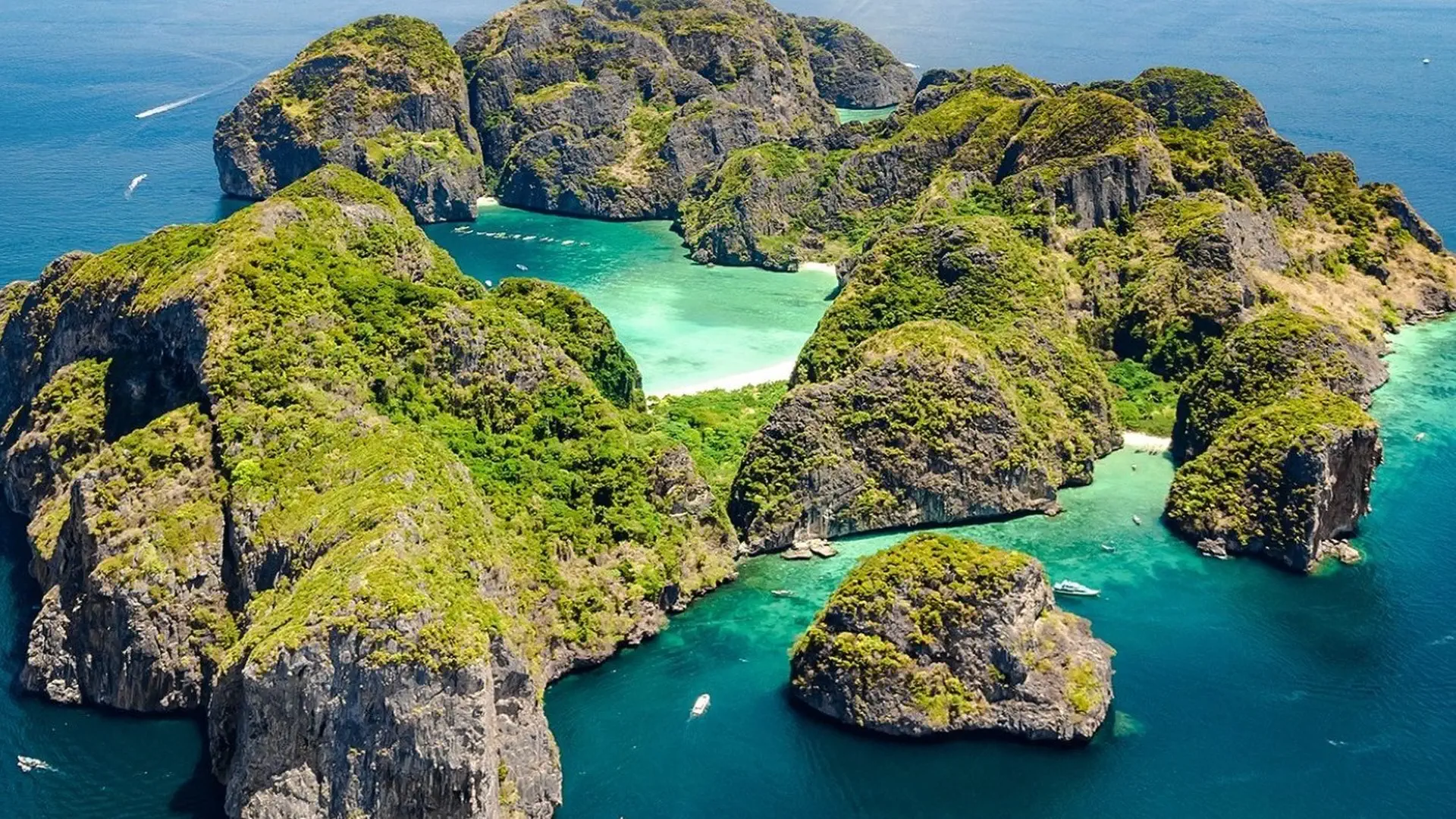 Zatoka otoczona wapiennymi klifami w regionie Krabi w Tajlandii