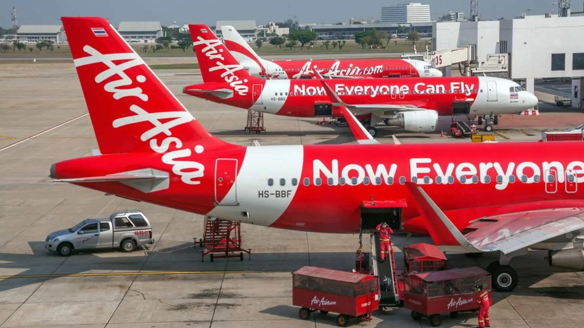 Samoloty linii AirAsia gotowe do lotów krajowych na lotnisku Don Mueang w Bangkoku