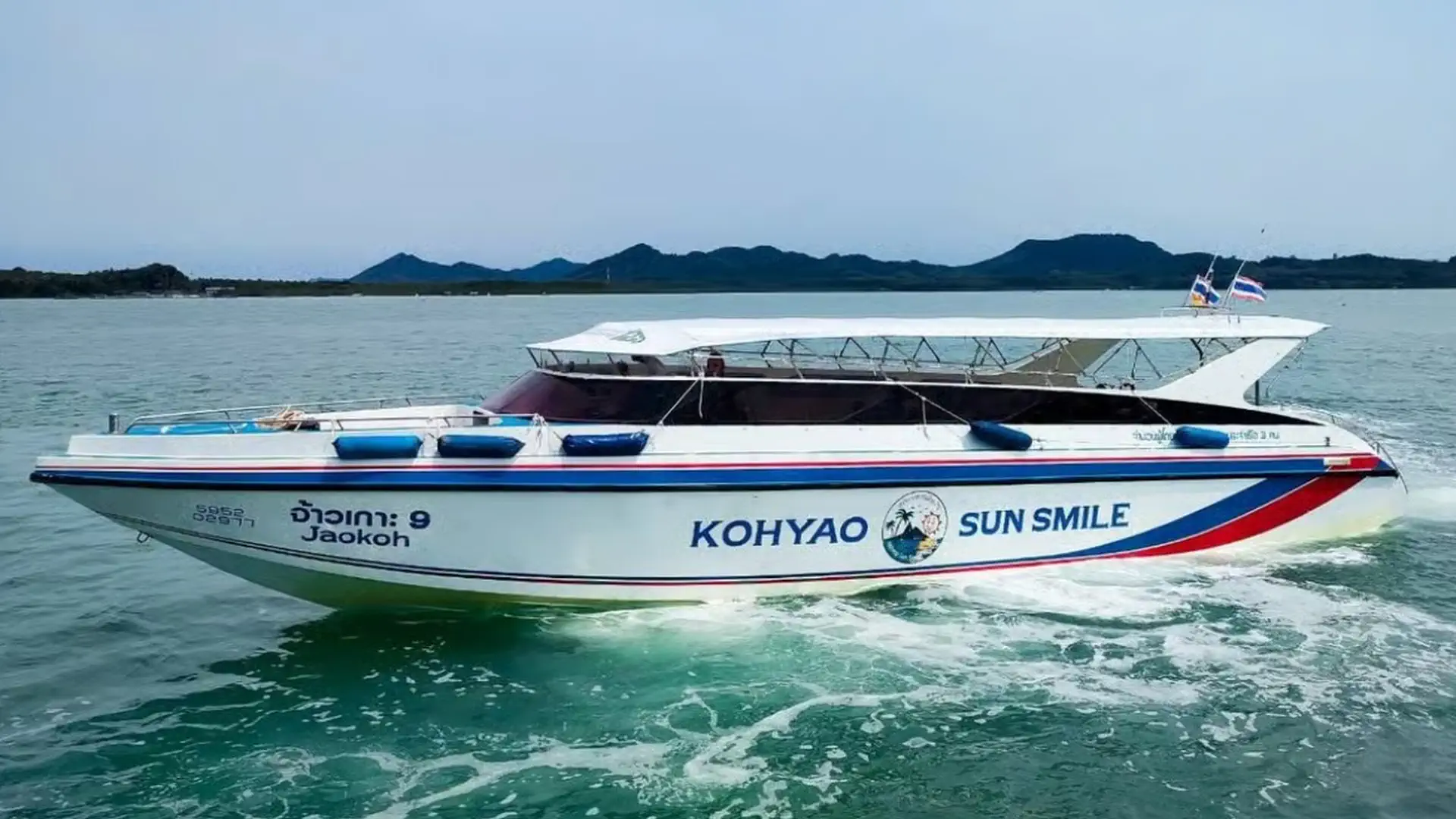 Szybka łódź Koh Yao Sun Smile płynąca między tajskimi wyspami