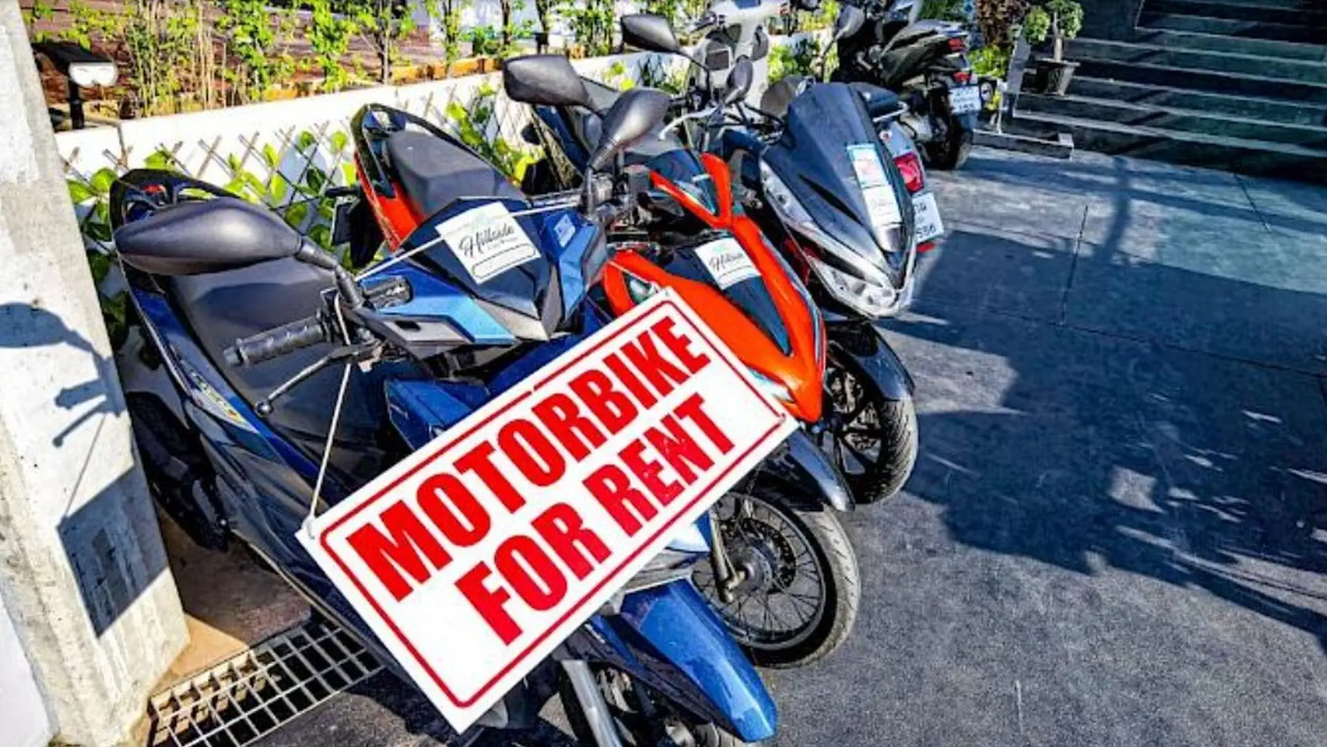 Skutery do wynajęcia z tablicą 'Motorbike for rent' w Tajlandii