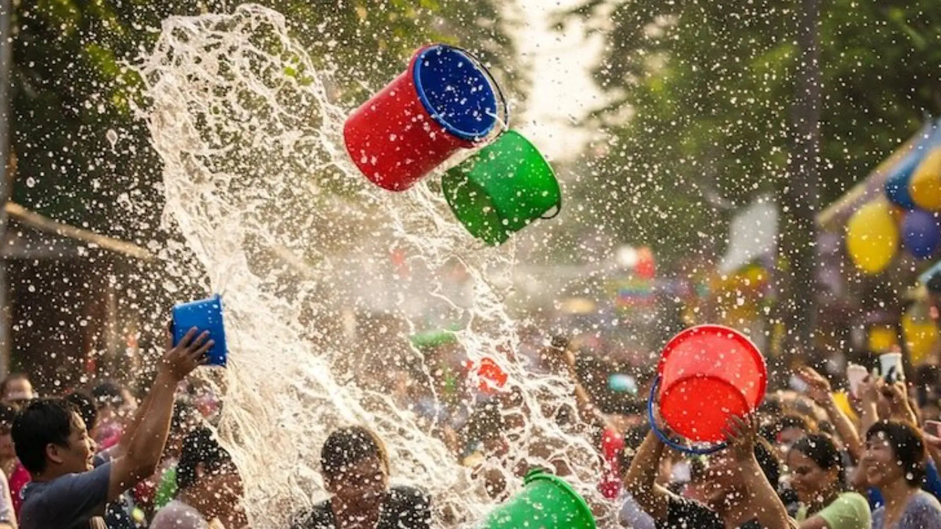 Ludzie oblewający się wodą podczas festiwalu Songkran w Tajlandii