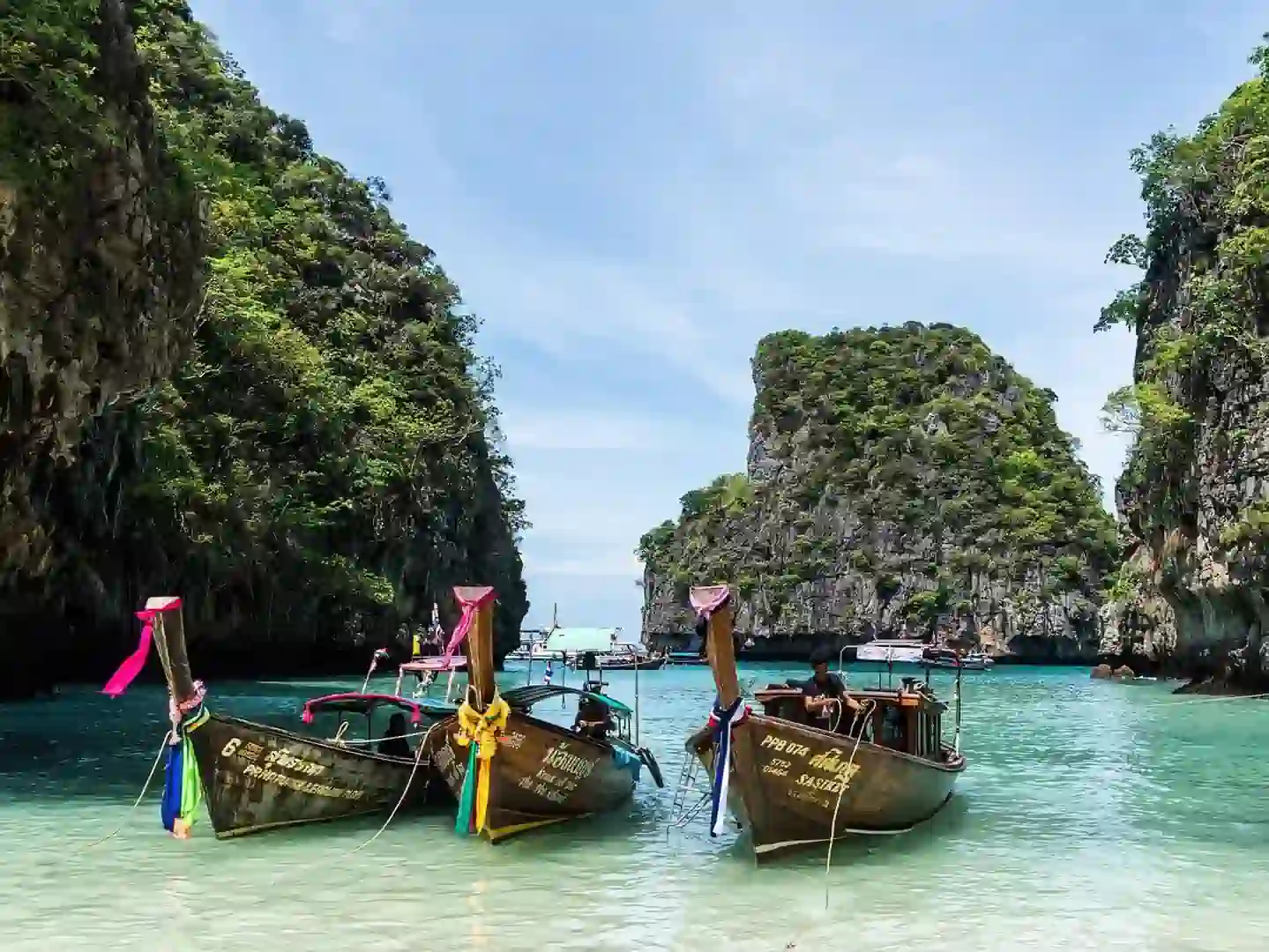 Tradycyjne longtail boats na plaży