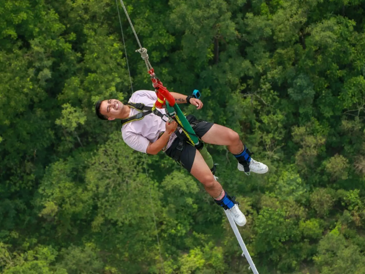 Ziplining w Chiang Mai to wyjątkowa okazja, by zobaczyć dżunglę z lotu ptaka i poczuć zastrzyk adrenaliny.