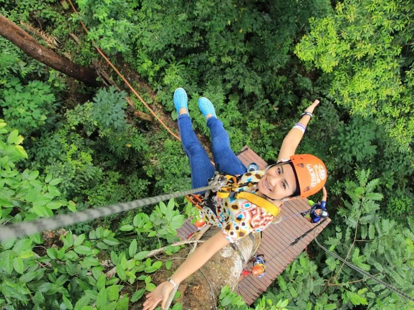 Ziplining to atrakcja nie tylko dla dorosłych – dzieci również mogą przeżyć ekscytującą przygodę wśród tajskich drzew.